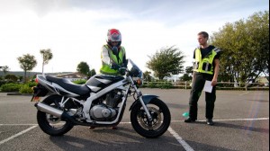 Основы безопасности при езде на мотоцикле: правила, которые каждый новичок должен знать.