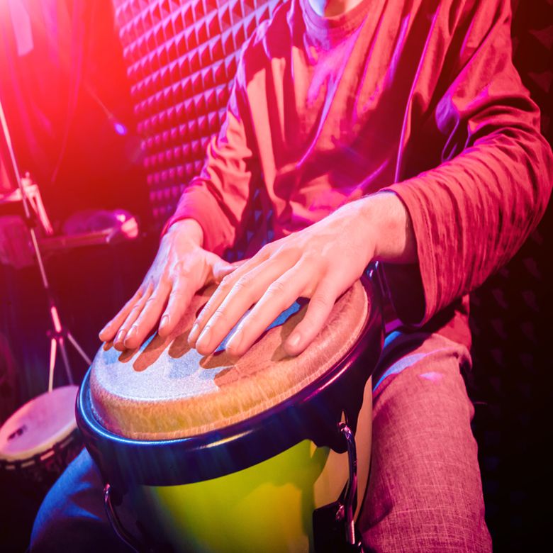 Игра на этнических барабанах Игра на этнических барабанах