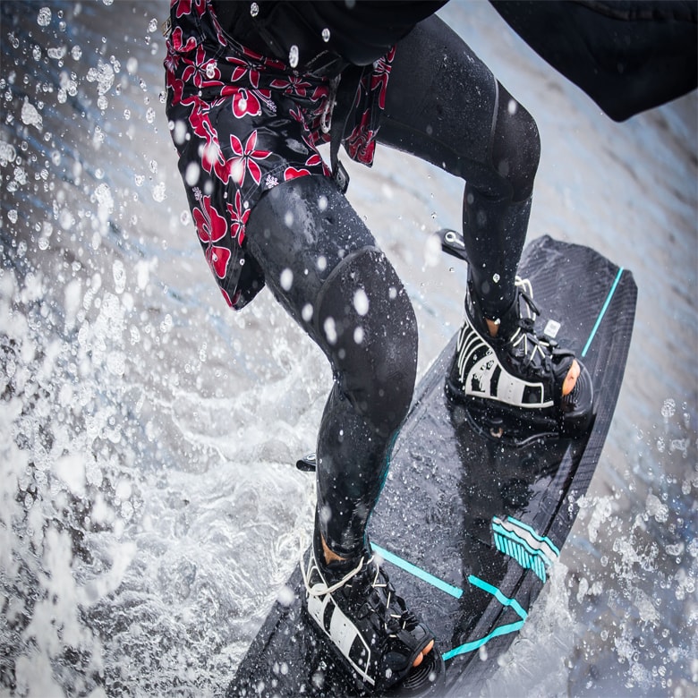 Катание на вейкборде 