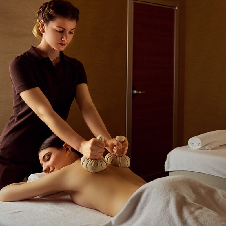 Массаж травяными мешочками