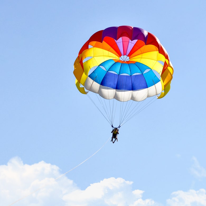 Прыжок с круглым парашютом 