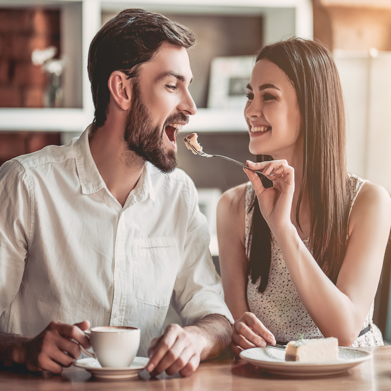 Сладкое свидание в кофейне 