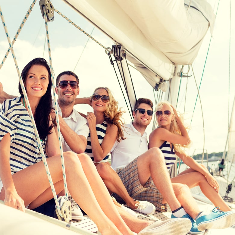 Велика яхта з друзями